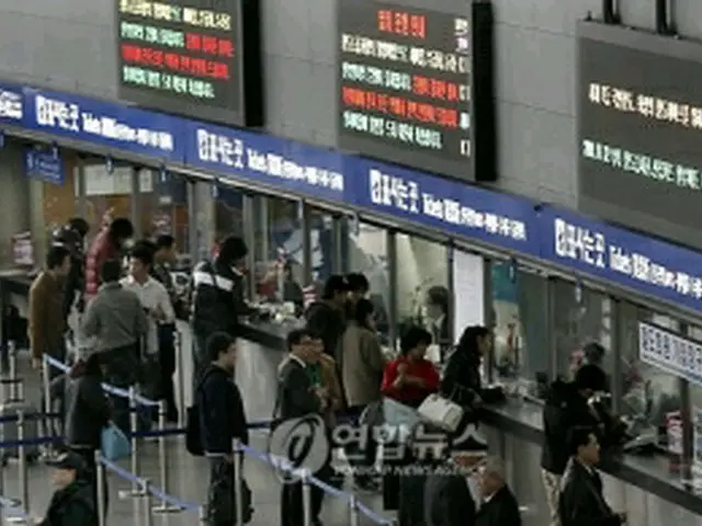 運行本数の減少でこみ合うソウル駅＝29日、ソウル（聯合ニュース）