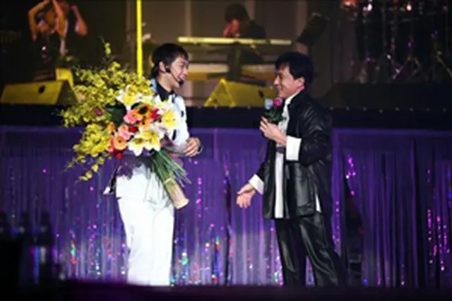 Rain(ピ)（左）とジャッキー・チェン（右）