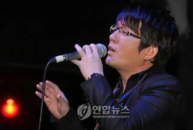 『Love　o’　clock』発売記念ミニライブでのシン・スンフン。11日撮影＝（聯合ニュース）