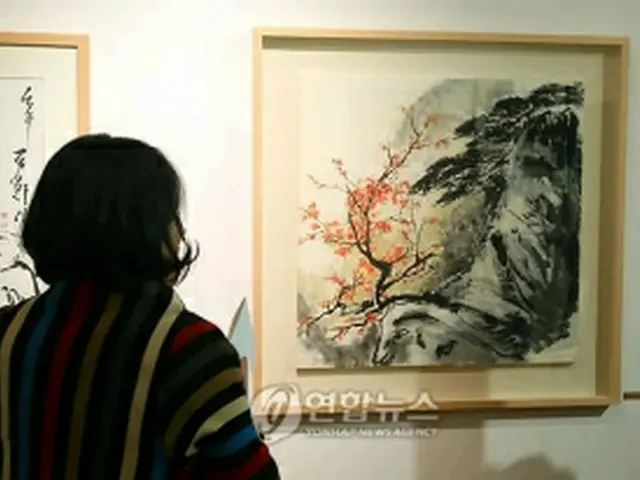 展示会に出品されたシム・ウナの水墨画＝24日、ソウル（聯合ニュース）