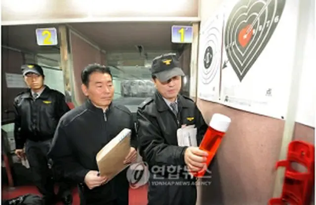 釜山で発生した室内実弾射撃場火災を受け、先月にソウル市内の射撃場で点検を行う当局者ら＝（聯合ニュース）