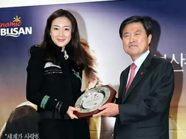 女優チェ・ジウ（左）