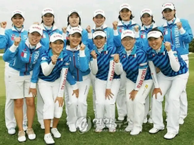 第1ラウンド終了後、記念撮影を行う韓国選手ら（KLPGA提供）＝4日、沖縄（聯合ニュース）