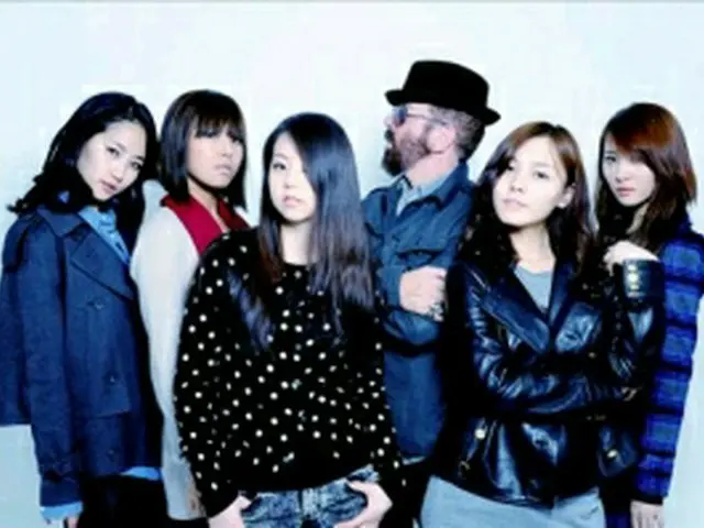 <Wonder Girls>とデイブ・スチュワート(右から3番目)=(聯合ニュース)