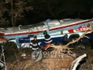 慶州で観光バス転落、17人死亡・14人負傷