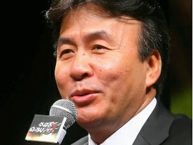 制作報告会でスクリーンに復帰した感想を述べるパク・ヨンギュ＝16日、ソウル（聯合ニュース）