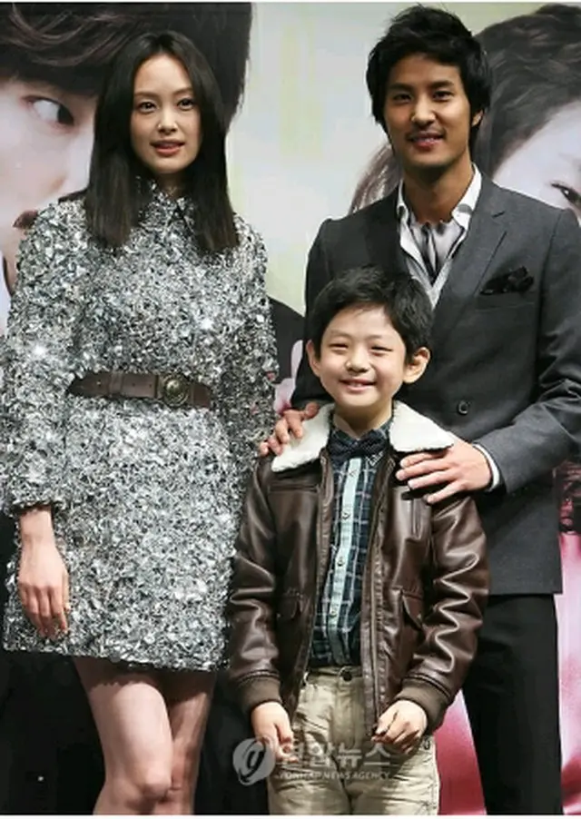 左からイ・ナヨン、子役のキム・ヒス、キム・ジソク＝17日、ソウル（聯合ニュース）