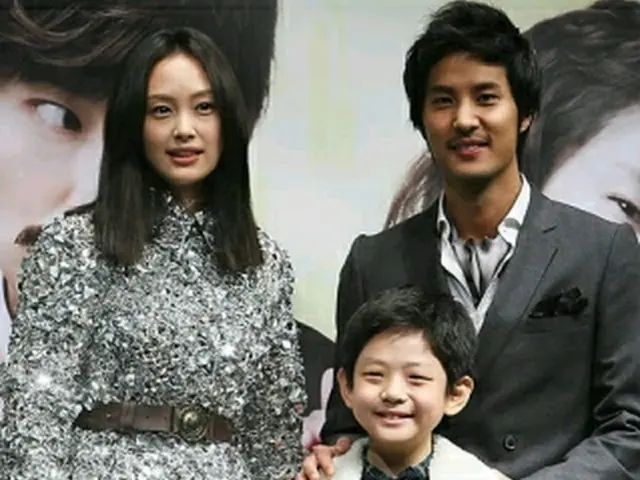 左からイ・ナヨン、子役のキム・ヒス、キム・ジソク＝17日、ソウル（聯合ニュース）