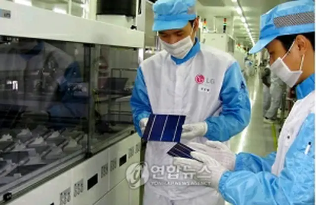 ＬＧ電子の太陽電池生産ライン（ＬＧ電子提供）＝２２日、ソウル（聯合ニュース）