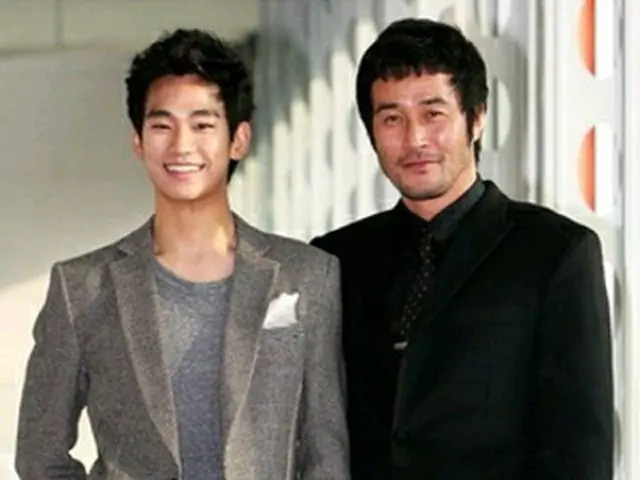 チェ・ミンス（右）と息子役のキム・スヒョン＝22日、ソウル（聯合ニュース）