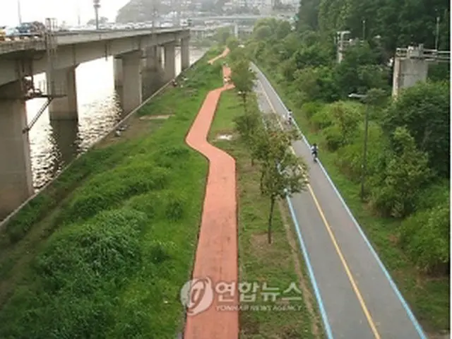 麻浦大橋上流の自転車道路＝（聯合ニュース）