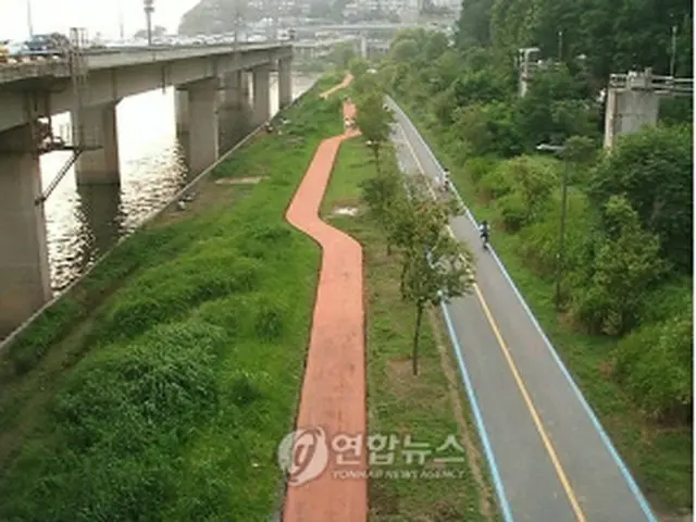 麻浦大橋上流の自転車道路＝（聯合ニュース）
