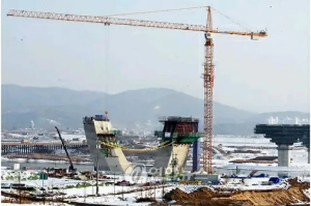 世宗市建設計画の修正案発表が迫るなか、建設地域となる忠清南道燕岐郡では橋の建設工事が進んでいる＝8日、大田（聯合ニュース）