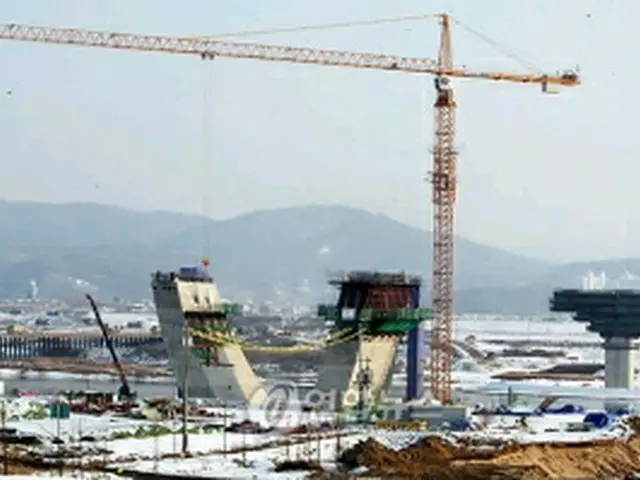世宗市建設計画の修正案発表が迫るなか、建設地域となる忠清南道燕岐郡では橋の建設工事が進んでいる＝8日、大田（聯合ニュース）