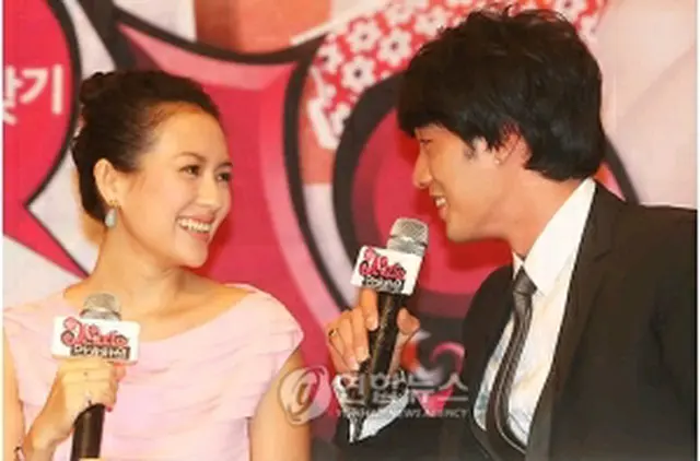 ソ・ジソブ（右）とチャン・ツィイー＝（聯合ニュース）