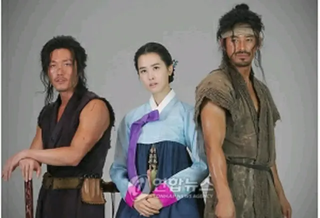 『推奴』の主演俳優ら。左からチャン・ヒョク、イ・ダヘ、オ・ジホ＝（聯合ニュース）