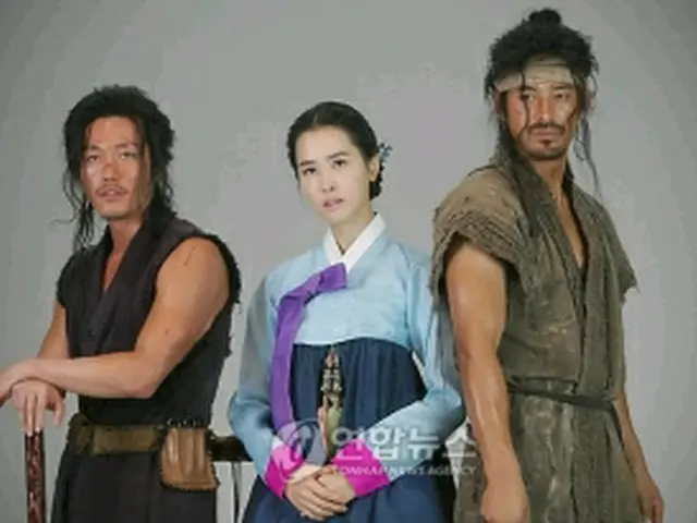 『推奴』の主演俳優ら。左からチャン・ヒョク、イ・ダヘ、オ・ジホ＝（聯合ニュース）