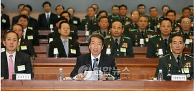 中央統合防衛会議であいさつする鄭雲燦首相（手前中央）＝２２日、ソウル（聯合ニュース）