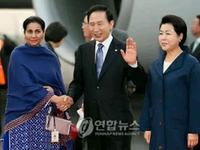 李明博大統領夫妻（右側）がインド政府関係者の歓迎を受けている＝24日、ニューデリー（聯合ニュース）