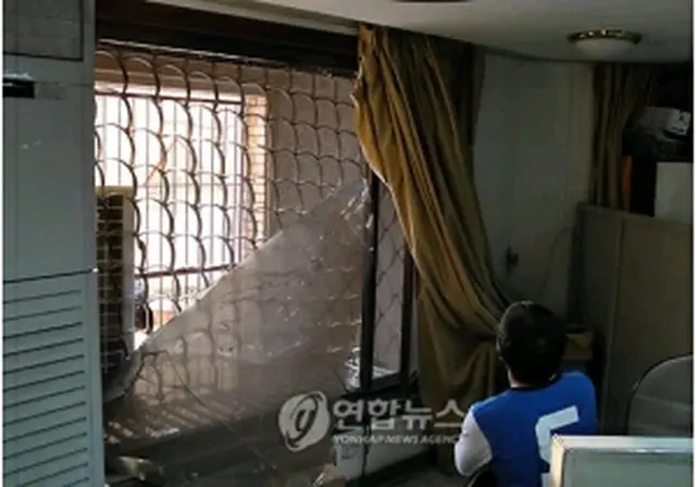 破損した駐イラク韓国大使館のガラス窓（大使館提供）＝25日、ドバイ（聯合ニュース）