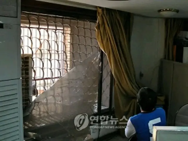 破損した駐イラク韓国大使館のガラス窓（大使館提供）＝25日、ドバイ（聯合ニュース）