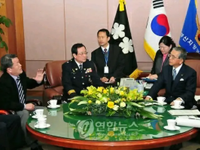 話を交わす金子知事（右端）と金次長（左から2番目）＝27日、釜山（聯合ニュース）