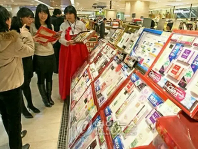 買い物客でにぎわうデパートのギフト商品売り場＝（聯合ニュース）