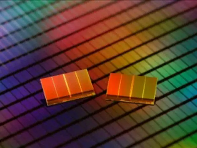 ハイニックスが開発した２０ナノ級６４ギガバイトＮＡＮＤ型フラッシュメモリー＝（聯合ニュース）