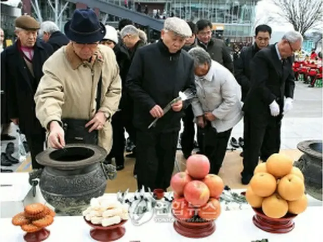 望郷敬慕祭で合同祭事を行う北朝鮮出身者＝14日、坡州（聯合ニュース）