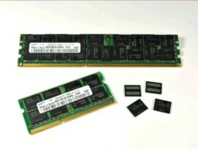 ４ギガビットＤＤＲ３ＤＲＡＭ（右下）と大容量メモリーモジュール製品＝（聯合ニュース）