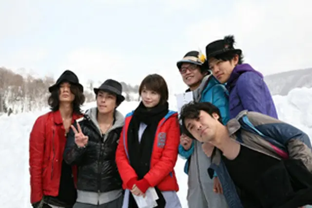 ク・ヘソン（左から3人目）