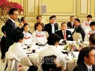 李大統領夫妻、冬季五輪選手団招き昼食会