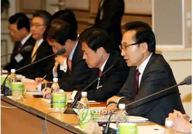国家雇用戦略会議で発言する李明博大統領（右端）＝４日、ソウル（聯合ニュース）