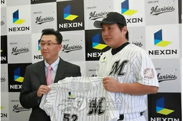 キム・テギュン選手と崔代表＝14日、千葉（聯合ニュース）