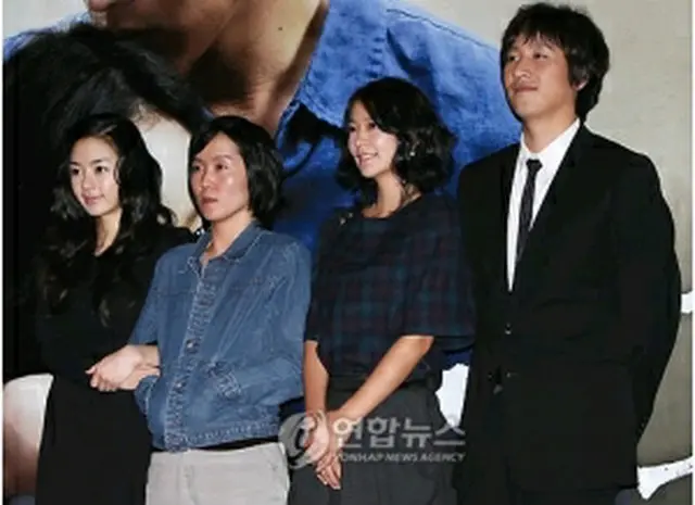 「坡州」のパク監督（左から2人目）と主演者＝（聯合ニュース）