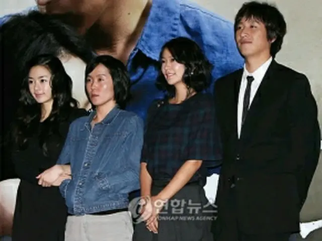 「坡州」のパク監督（左から2人目）と主演者＝（聯合ニュース）