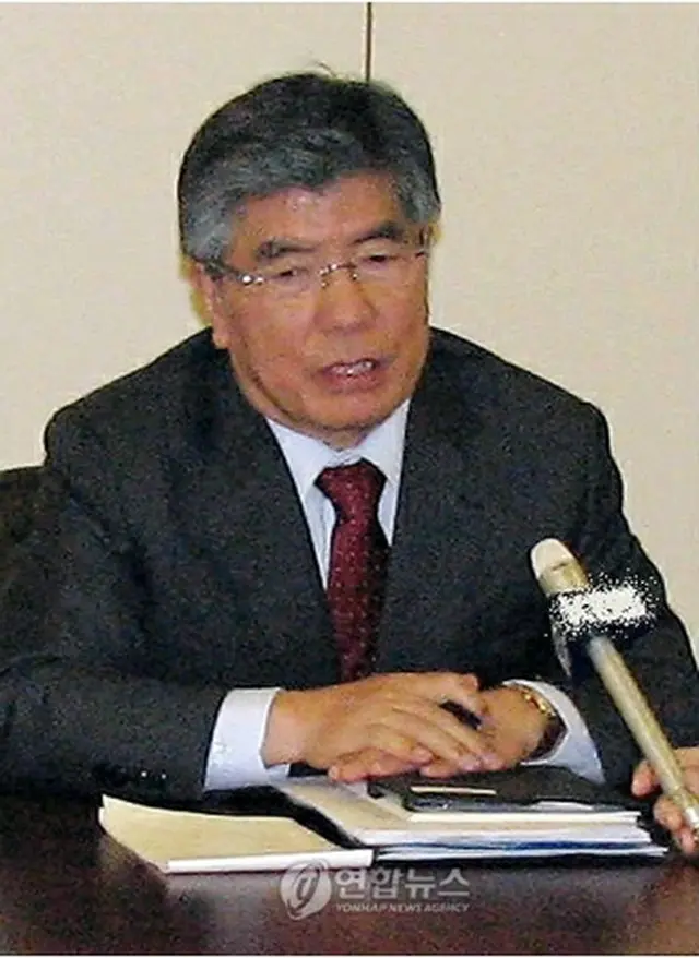 記者会見を行う金大使＝16日、パリ（聯合ニュース）