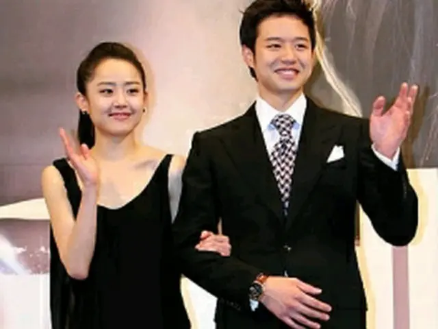 制作発表会に出席したムン・グニョン(左)とチョン・ジョンミョン