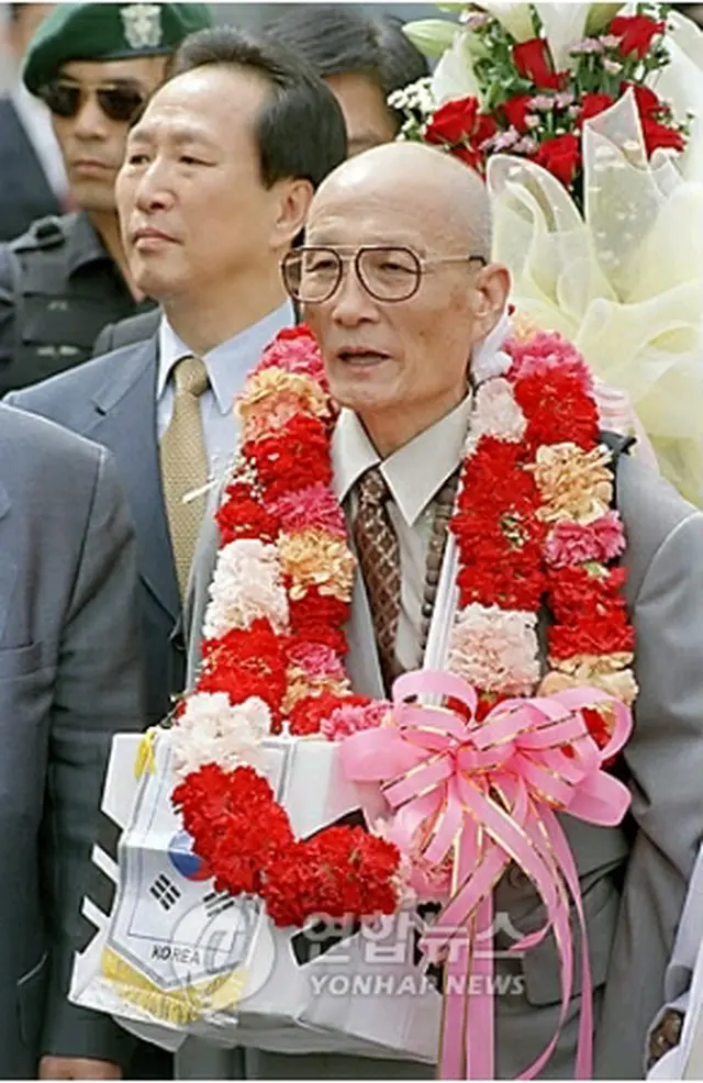 １９９９年に仮釈放され、韓国に帰国する権禧老さん（資料写真）＝（聯合ニュース）