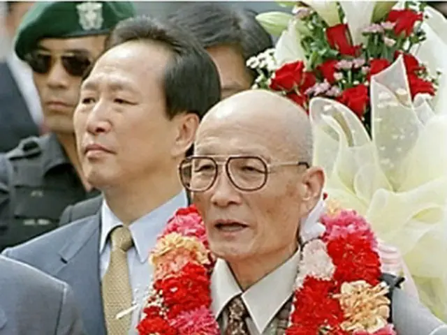 １９９９年に仮釈放され、韓国に帰国する権禧老さん（資料写真）＝（聯合ニュース）