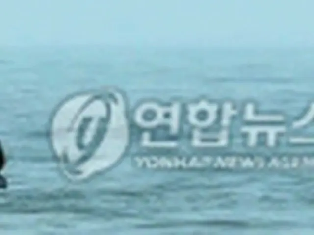 事故海域で救助・捜索活動を行っている海軍潜水要員ら＝２９日、白リョン島（聯合ニュース）