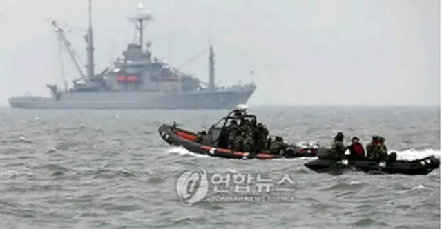 事故海域での捜索活動のようす。後方に米軍艦が見える＝30日、白リョン島（聯合ニュース）