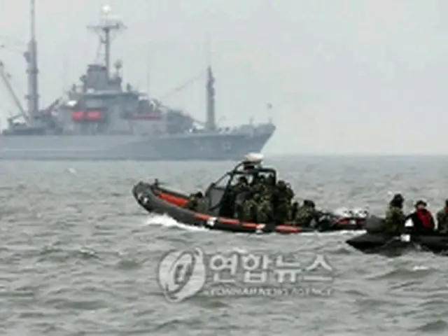 事故海域での捜索活動のようす。後方に米軍艦が見える＝30日、白リョン島（聯合ニュース）