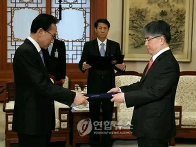 金仲秀韓国銀行新総裁(右)に任命状を授与する李明博大統領=31日、ソウル(聯合ニュース)