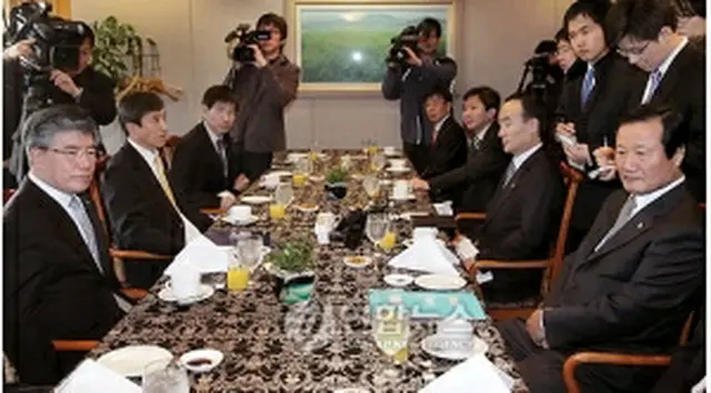 初会合を行う尹増鉉長官（手前右）と金仲秀新総裁（手前左）＝５日、ソウル（聯合ニュース）