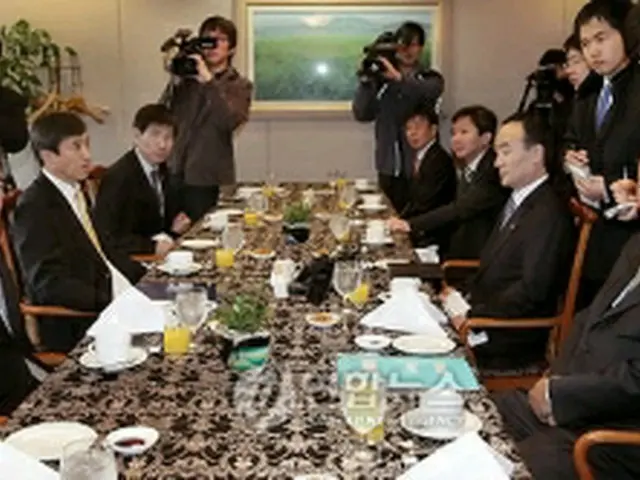 初会合を行う尹増鉉長官(手前右)と金仲秀新総裁(手前左)=5日、ソウル(聯合ニュース)