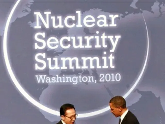 歓迎レセプションでオバマ米大統領（右）と握手を交わす李明博大統領＝１２日、ワシントン（聯合ニュース）