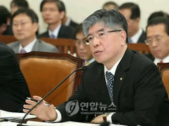 国会企画財政委員会で議員の質問に答える金総裁=14日、ソウル(聯合ニュース)