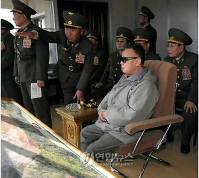 総合訓練を参観する金総書記（朝鮮中央通信）＝14日、ソウル（聯合ニュース）
