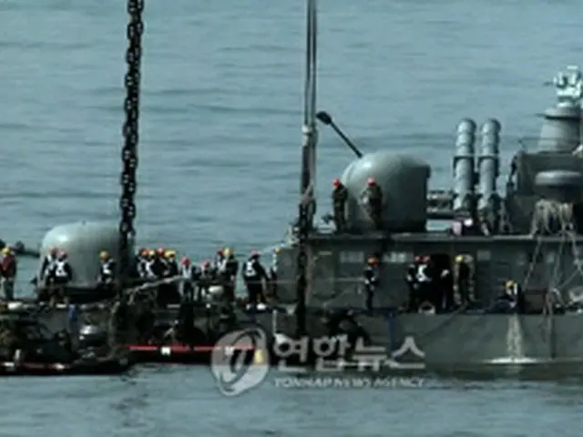 「天安」の排水作業を行う海軍関係者ら＝１５日、白リョン島（聯合ニュース）
